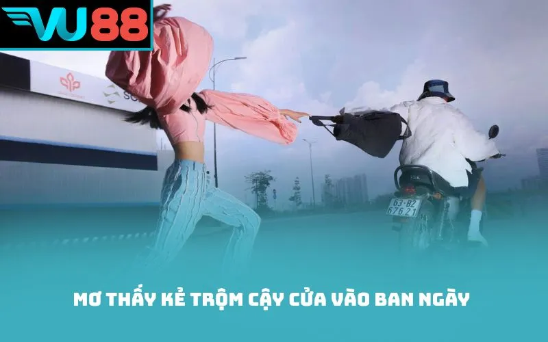 Mơ thấy kẻ trộm cậy cửa vào ban ngày